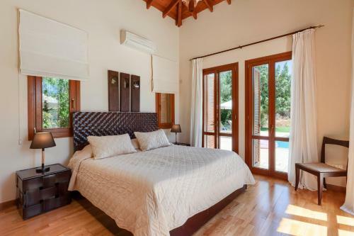 Kouklia Villa Sleeps 6 With Pool And Air Con