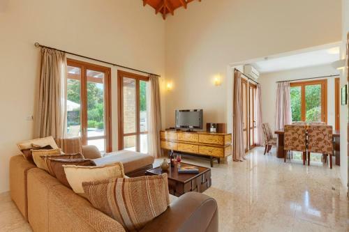 Kouklia Villa Sleeps 6 With Pool And Air Con