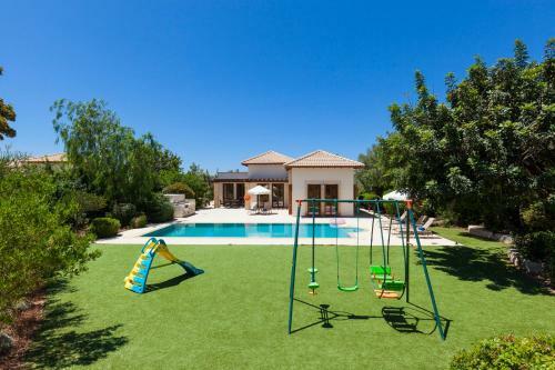 Kouklia Villa Sleeps 6 With Pool And Air Con