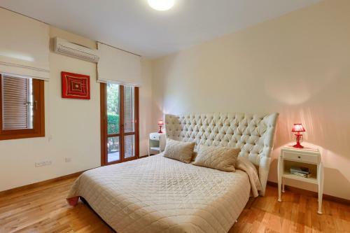 Kouklia Villa Sleeps 6 With Pool And Air Con