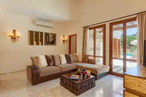 Kouklia Villa Sleeps 6 With Pool And Air Con