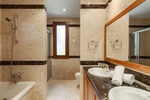 Kouklia Villa Sleeps 6 With Pool And Air Con