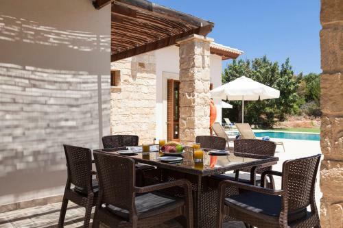 Kouklia Villa Sleeps 6 With Pool And Air Con