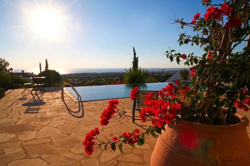 Villa In Kouklia Sleeps 6 With Pool And Air Con