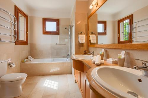 Villa In Kouklia Sleeps 6 With Pool And Air Con