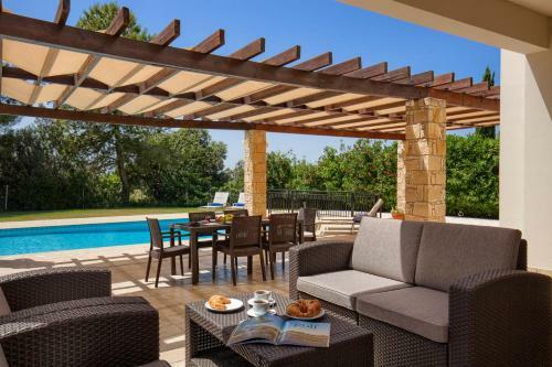 Villa In Kouklia Sleeps 4 With Pool And Air Con