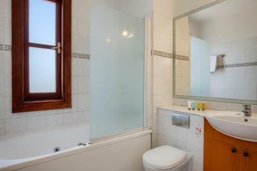 Villa In Kouklia Sleeps 4 With Pool And Air Con