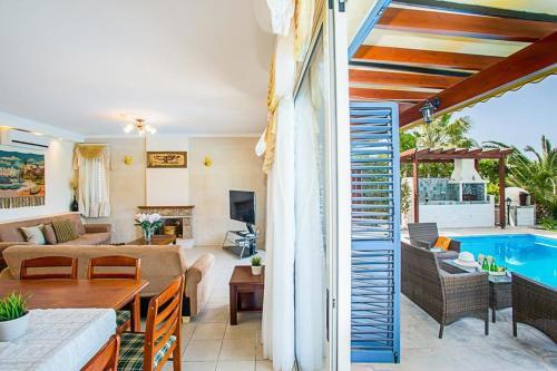 Villa In Latchi Sleeps 7 With Pool Air Con And Wifi