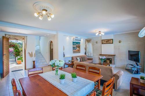 Villa In Latchi Sleeps 7 With Pool Air Con And Wifi