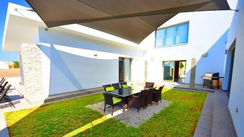 Modern Luxury Villa With Private Pool