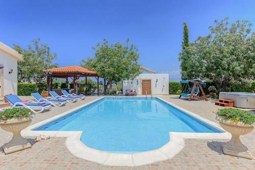 Neo Chorio Villa Sleeps 6 With Pool Air Con And Wifi
