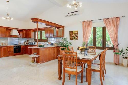 Neo Chorio Villa Sleeps 6 With Pool Air Con And Wifi