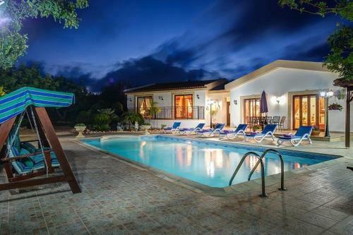 Neo Chorio Villa Sleeps 6 With Pool Air Con And Wifi