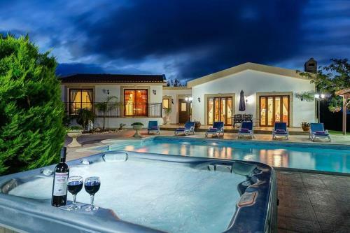 Neo Chorio Villa Sleeps 6 With Pool Air Con And Wifi