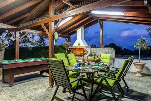 Neo Chorio Villa Sleeps 6 With Pool Air Con And Wifi