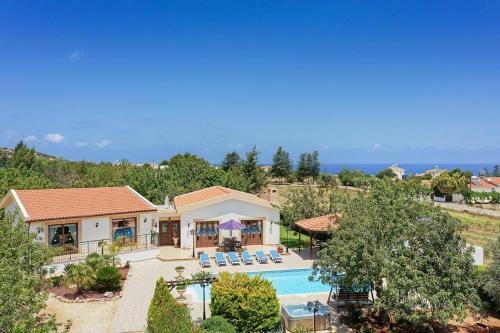 Neo Chorio Villa Sleeps 6 With Pool Air Con And Wifi