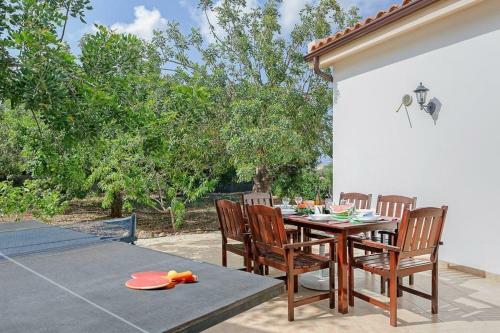 Neo Chorio Villa Sleeps 6 With Pool Air Con And Wifi