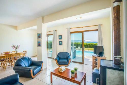 Mavroli Villa Sleeps 6 With Pool Air Con And Wifi