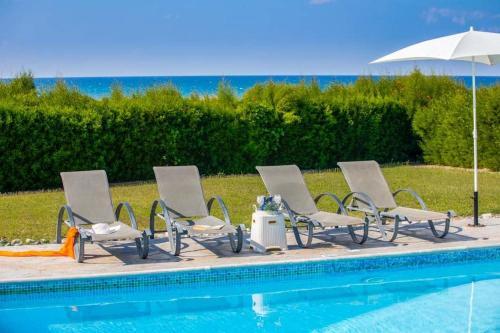 Mavroli Villa Sleeps 6 With Pool Air Con And Wifi