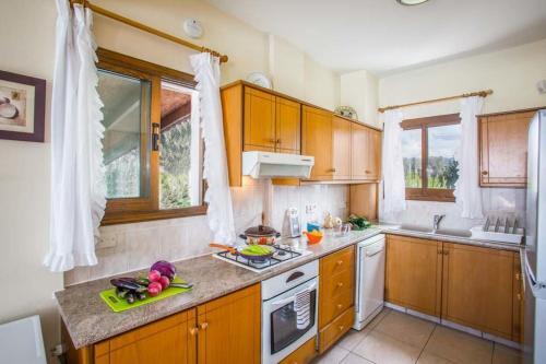 Mavroli Villa Sleeps 6 With Pool Air Con And Wifi