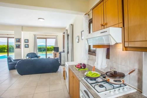 Mavroli Villa Sleeps 6 With Pool Air Con And Wifi