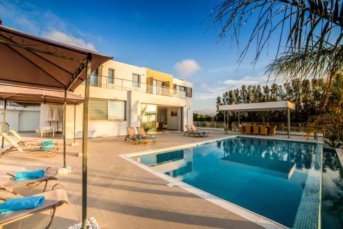 Villa In Mavroli Sleeps 8 With Pool And Air Con