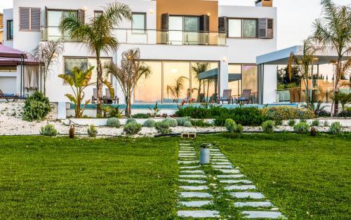 Villa In Mavroli Sleeps 8 With Pool And Air Con