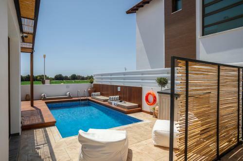 Paralimni Villa Sleeps 6 With Air Con