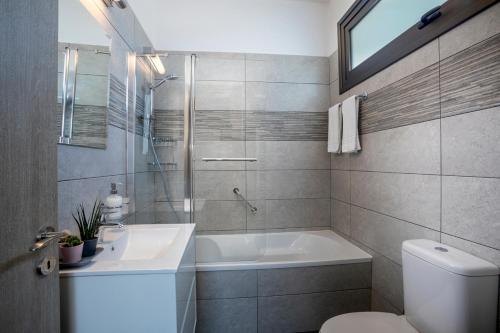 Paralimni Villa Sleeps 6 With Air Con