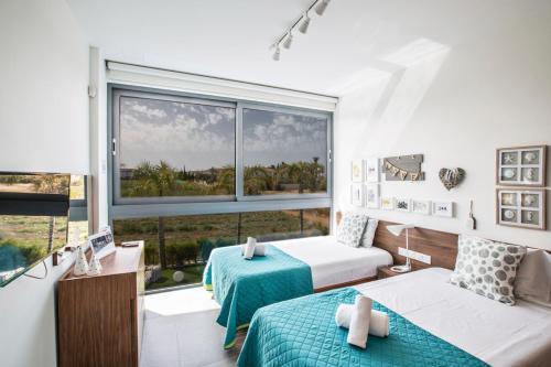 Villa In Paralimni Sleeps 6 Includes Swimming Pool And Air Con 2