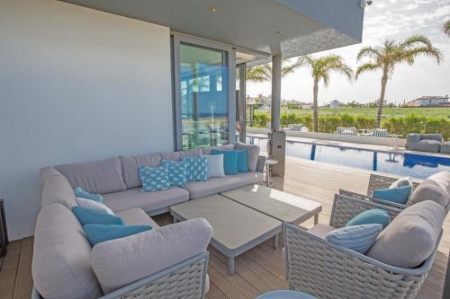 Villa In Paralimni Sleeps 6 Includes Swimming Pool And Air Con 2