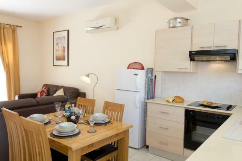 Kira Apartment