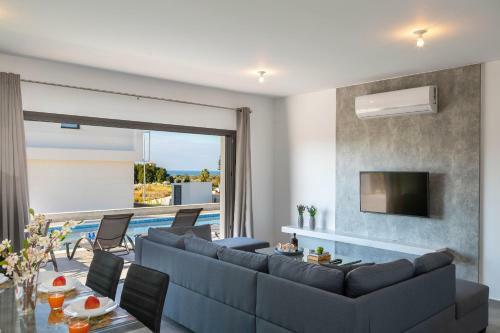 Villa Marlene, Walking Distance To Coral Beach!
