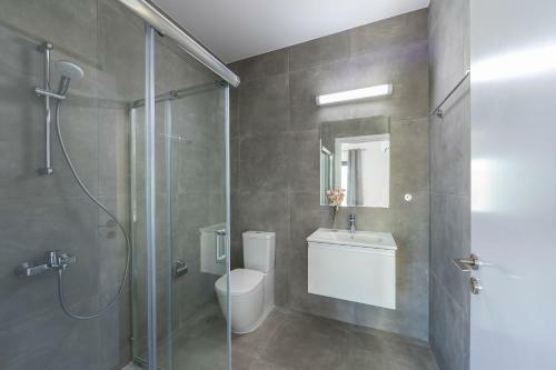 Villa Marlene, Walking Distance To Coral Beach!