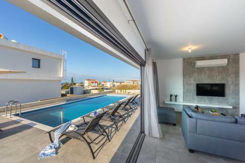 Villa Marlene, Walking Distance To Coral Beach!