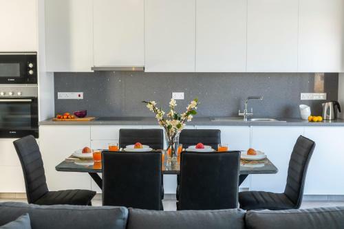 Villa Marlene, Walking Distance To Coral Beach!