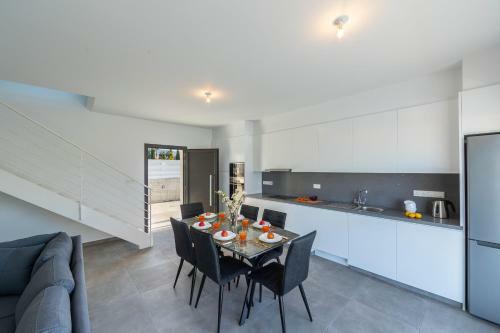 Villa Marlene, Walking Distance To Coral Beach!