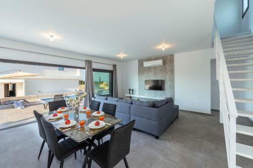 Villa Marlene, Walking Distance To Coral Beach!