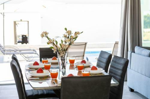 Villa Marlene, Walking Distance To Coral Beach!