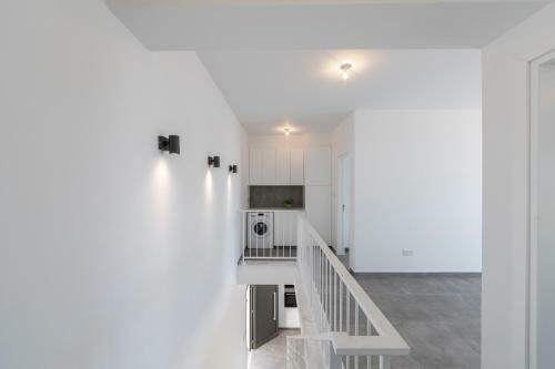 Villa Marlene, Walking Distance To Coral Beach!