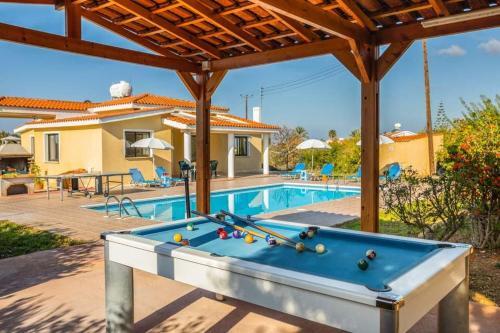 Pegeia Villa Sleeps 6 With Pool Air Con And Wifi