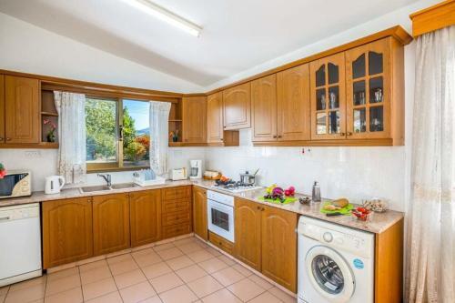 Pegeia Villa Sleeps 6 With Pool Air Con And Wifi