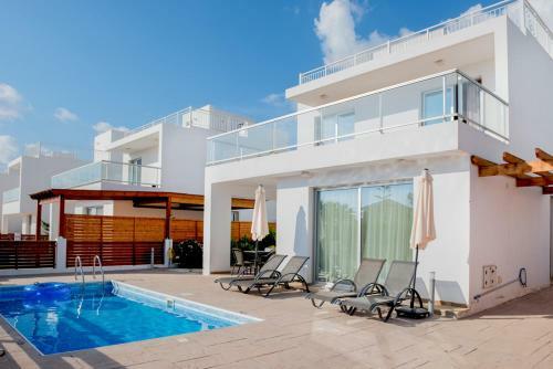 Villa In Pegeia Sleeps 6 With Pool And Air Con