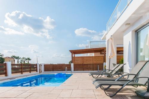 Villa In Pegeia Sleeps 6 Includes Swimming Pool And Air Con 1