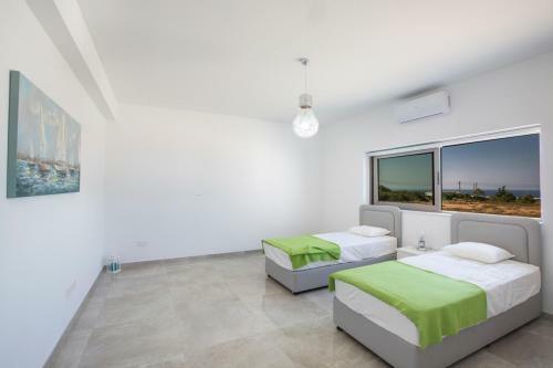 Paralimni Villa Sleeps 12 With Pool