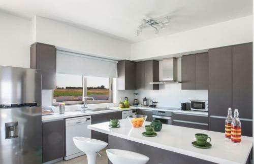 Paralimni Villa Sleeps 12 With Pool