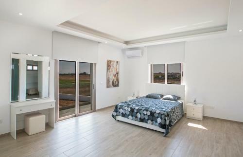 Paralimni Villa Sleeps 12 With Pool