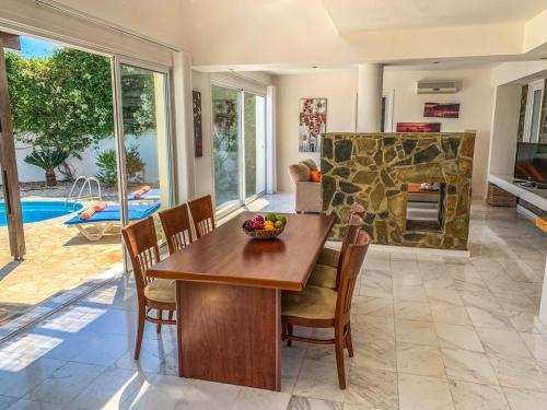 Villa In Pissouri Sleeps 6 With Pool And Air Con