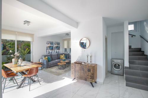 Paralimni Villa Sleeps 6 With Pool