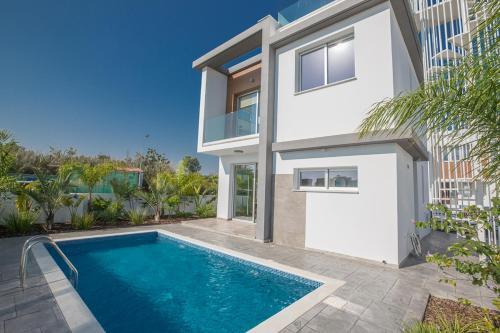 Paralimni Villa Sleeps 6 With Pool